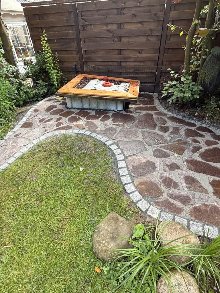 Eingangspodest mit vier Kalkstein-Blockstufen und gelblichen Palisaden – gebaut von LDM - Services.